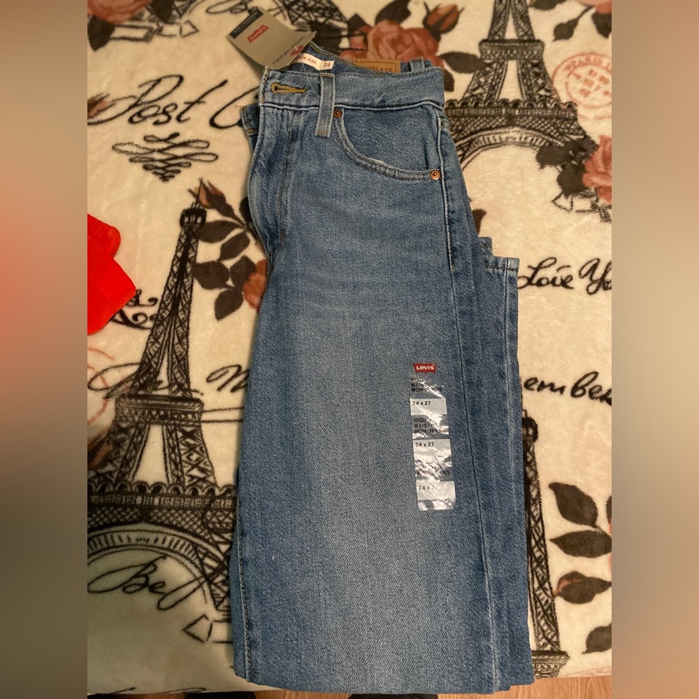 These are some blue Levi’s jeans.
